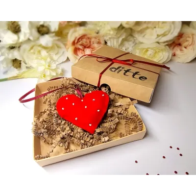 heart-with-beads-in-a-gift-box-ditte-party-decorations-MP33-1