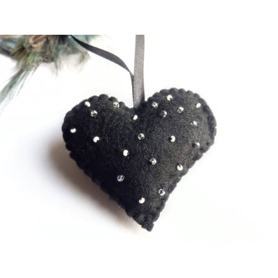 Heart with beads in a gift box, black / white