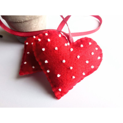 Heart with beads, red / white