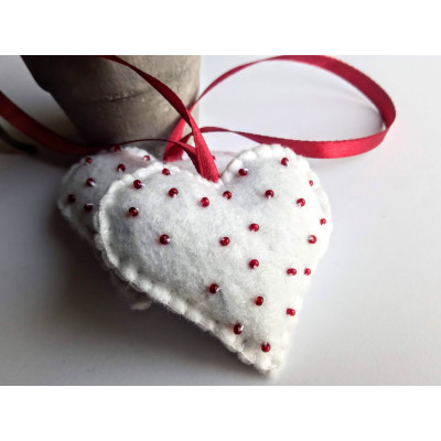 Heart with beads, red / white